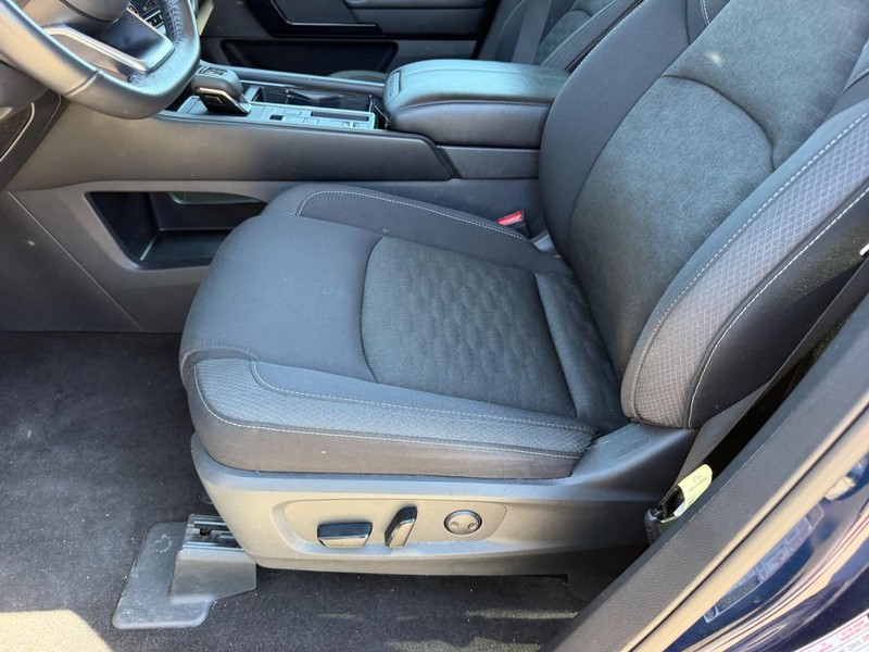 Nissan Pathfinder Vehicle Full-screen Gallery Image 18