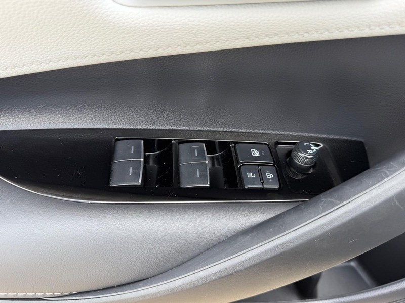 Toyota Corolla Hatchback Vehicle Full-screen Gallery Image 16
