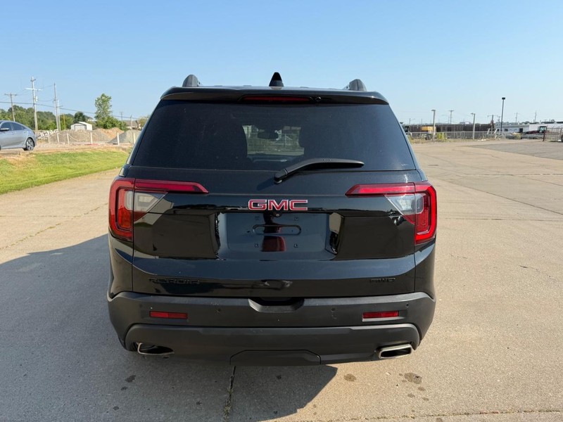 GMC Acadia Vehicle Full-screen Gallery Image 4