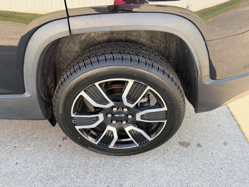 GMC Acadia Vehicle Full-screen Gallery Image 7