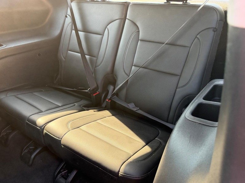 GMC Acadia Vehicle Full-screen Gallery Image 8