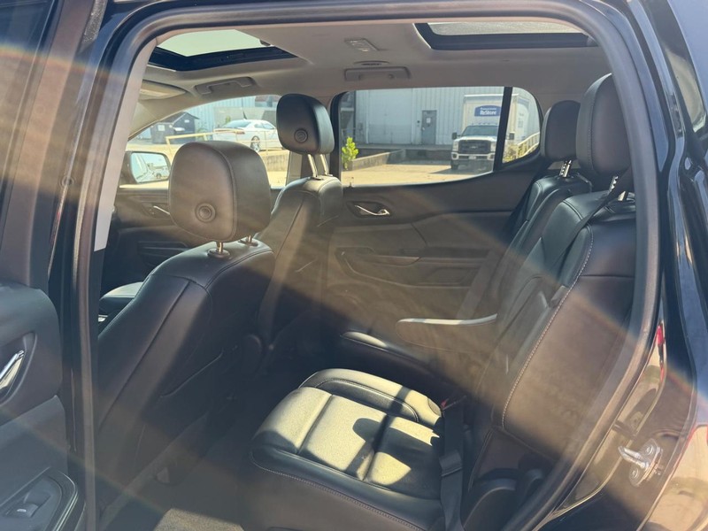 GMC Acadia Vehicle Full-screen Gallery Image 9