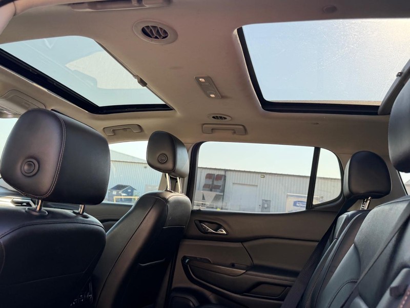 GMC Acadia Vehicle Full-screen Gallery Image 10