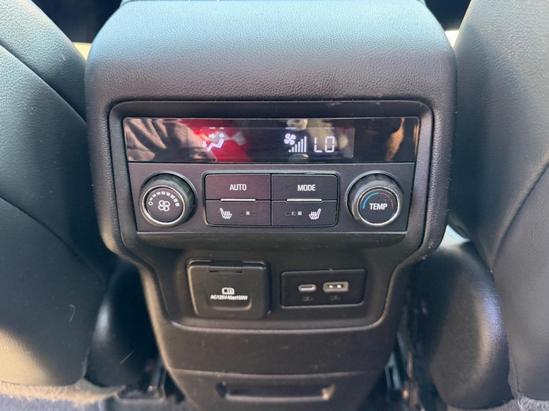 GMC Acadia Vehicle Full-screen Gallery Image 11