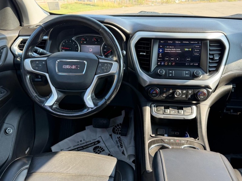 GMC Acadia Vehicle Full-screen Gallery Image 12