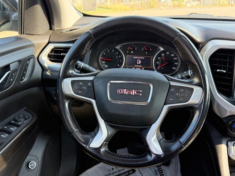 GMC Acadia Vehicle Full-screen Gallery Image 13