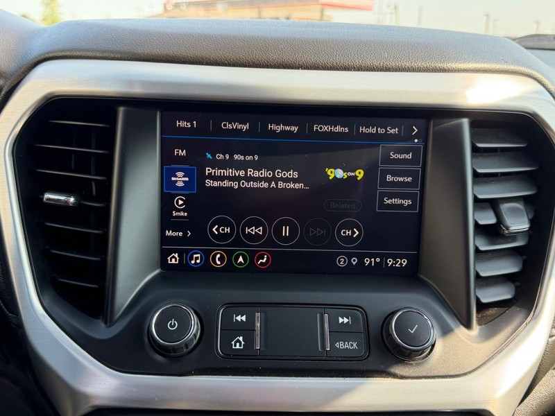 GMC Acadia Vehicle Full-screen Gallery Image 16