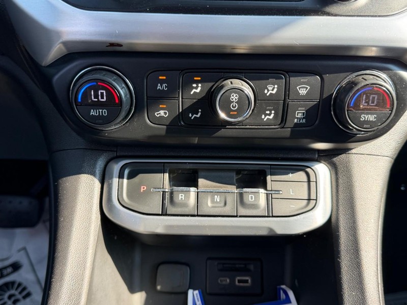 GMC Acadia Vehicle Full-screen Gallery Image 17