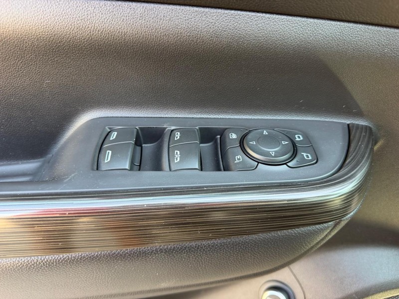 GMC Acadia Vehicle Full-screen Gallery Image 19