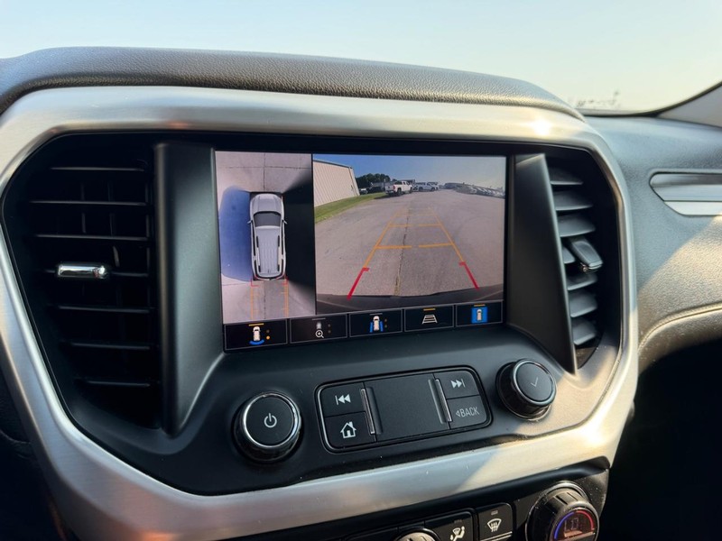 GMC Acadia Vehicle Full-screen Gallery Image 23