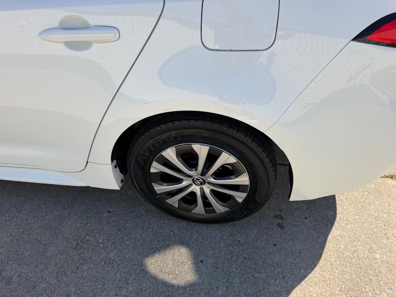 Toyota Corolla Vehicle Full-screen Gallery Image 6