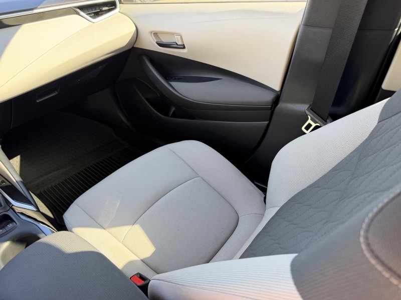 Toyota Corolla Vehicle Full-screen Gallery Image 15