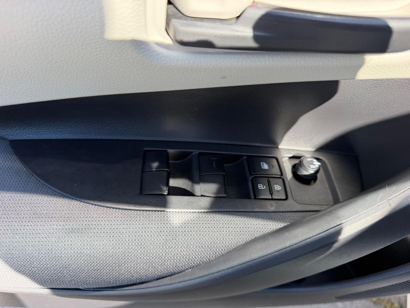 Toyota Corolla Vehicle Full-screen Gallery Image 16
