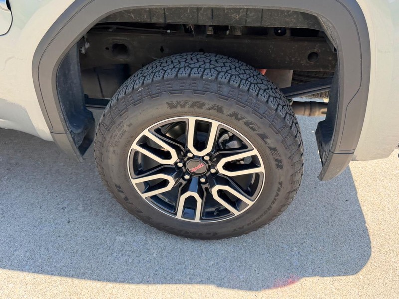 GMC Sierra 1500 Vehicle Full-screen Gallery Image 6