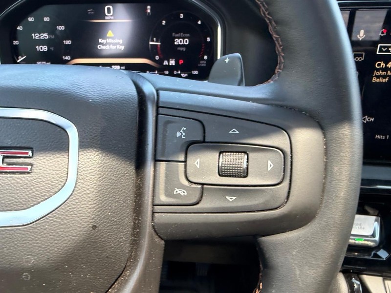 GMC Sierra 1500 Vehicle Full-screen Gallery Image 12