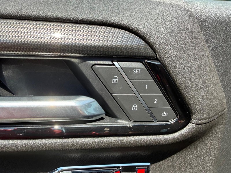 GMC Sierra 1500 Vehicle Full-screen Gallery Image 18