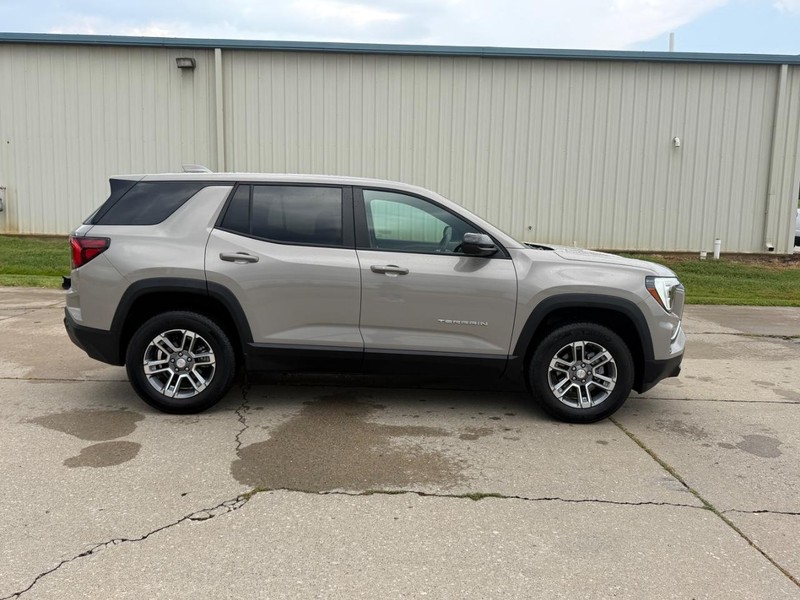GMC Terrain Vehicle Full-screen Gallery Image 2