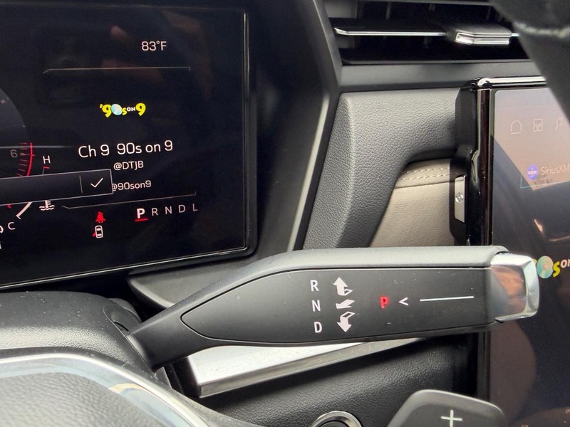 GMC Terrain Vehicle Full-screen Gallery Image 12
