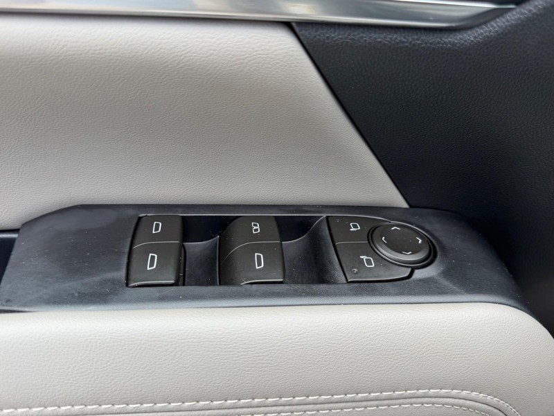GMC Terrain Vehicle Full-screen Gallery Image 16
