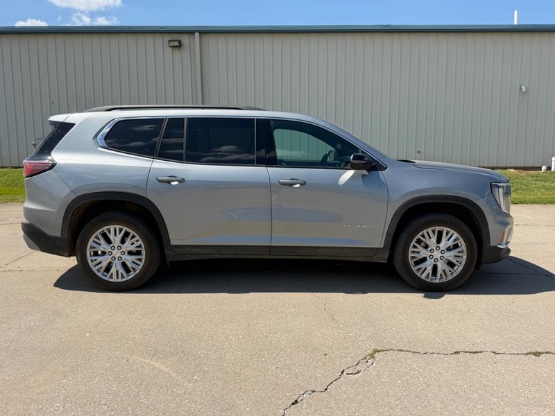 GMC Acadia Vehicle Full-screen Gallery Image 2