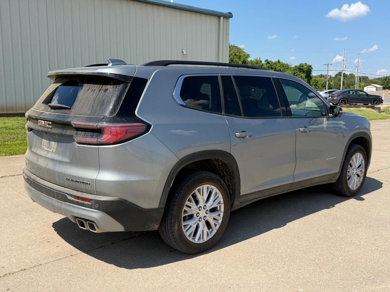 GMC Acadia Vehicle Full-screen Gallery Image 3