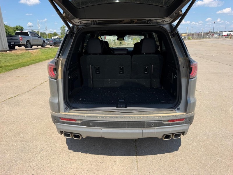 GMC Acadia Vehicle Full-screen Gallery Image 4