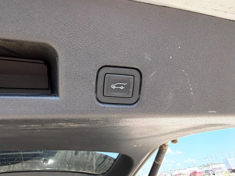 GMC Acadia Vehicle Full-screen Gallery Image 5
