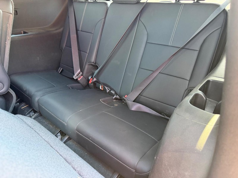 GMC Acadia Vehicle Full-screen Gallery Image 7
