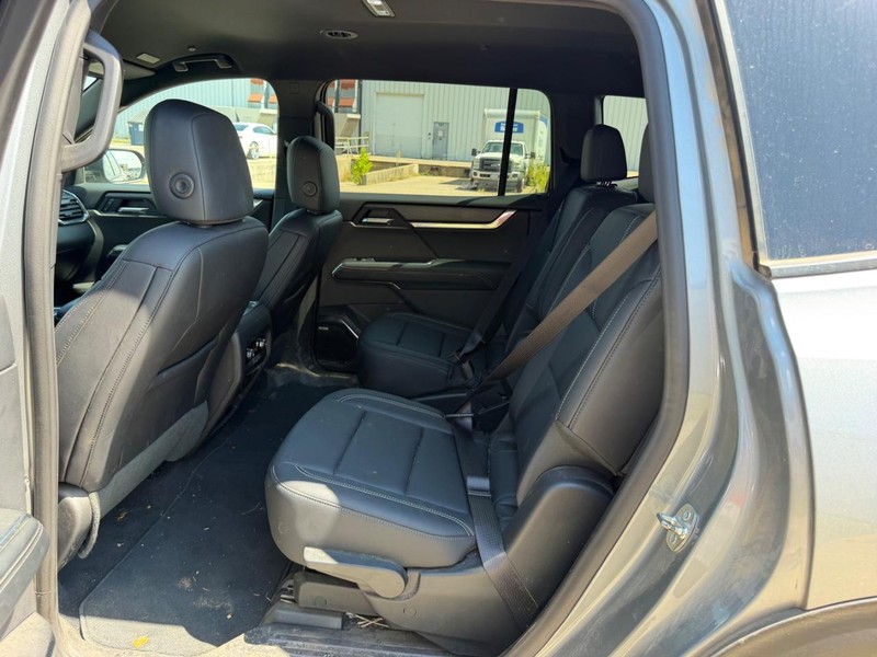 GMC Acadia Vehicle Full-screen Gallery Image 8