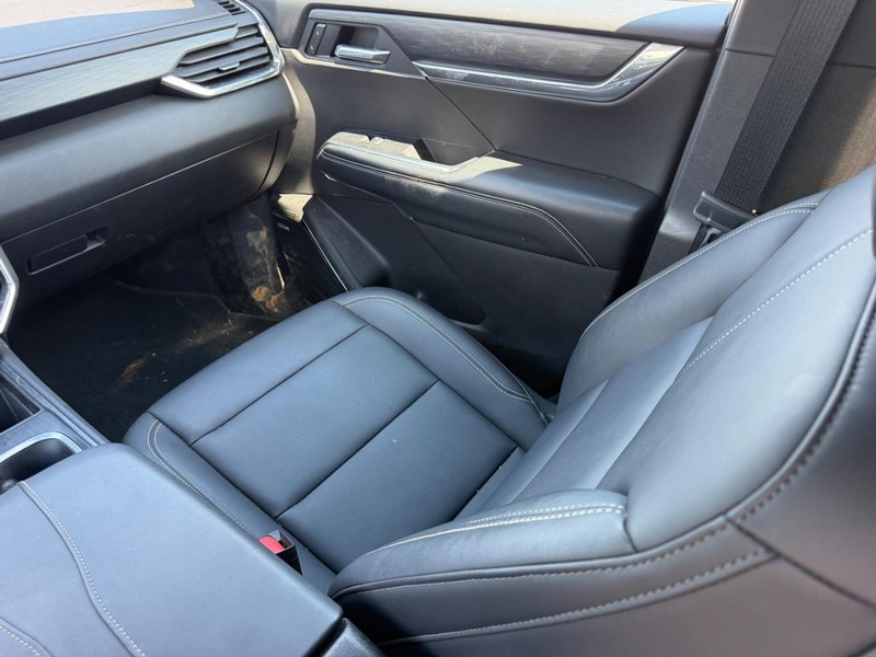 GMC Acadia Vehicle Full-screen Gallery Image 17