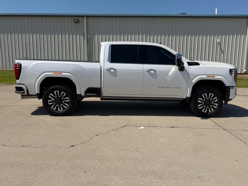 GMC Sierra 2500HD Vehicle Full-screen Gallery Image 2