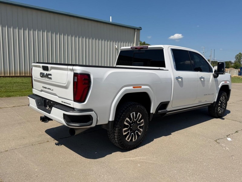 GMC Sierra 2500HD Vehicle Full-screen Gallery Image 3