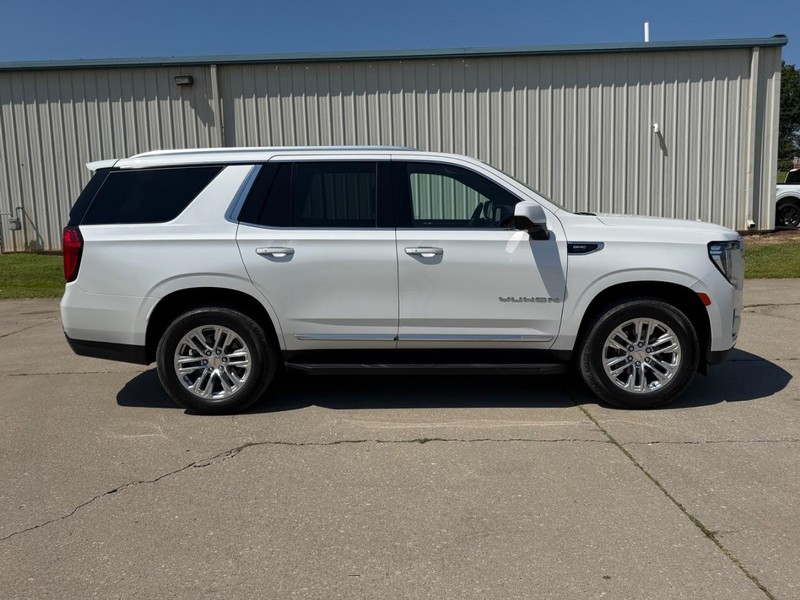 GMC Yukon Vehicle Full-screen Gallery Image 2