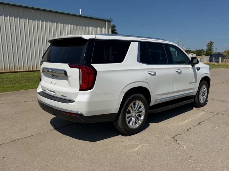 GMC Yukon Vehicle Full-screen Gallery Image 3