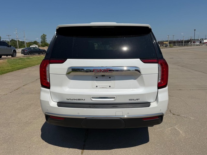 GMC Yukon Vehicle Full-screen Gallery Image 4