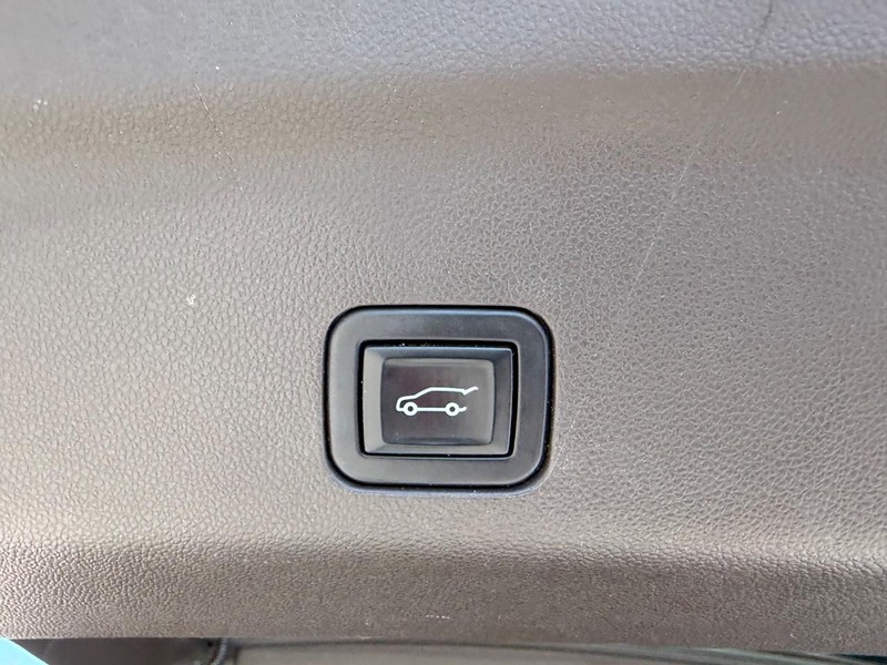 GMC Yukon Vehicle Full-screen Gallery Image 6