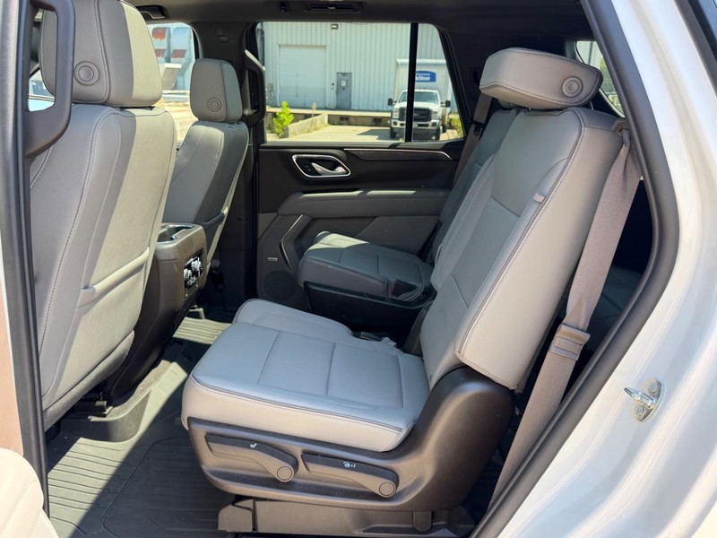 GMC Yukon Vehicle Full-screen Gallery Image 9