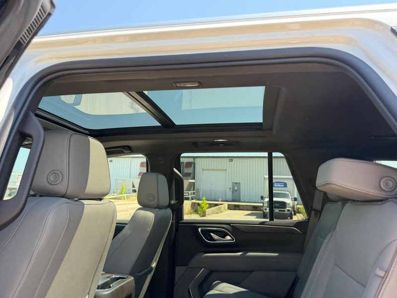 GMC Yukon Vehicle Full-screen Gallery Image 10