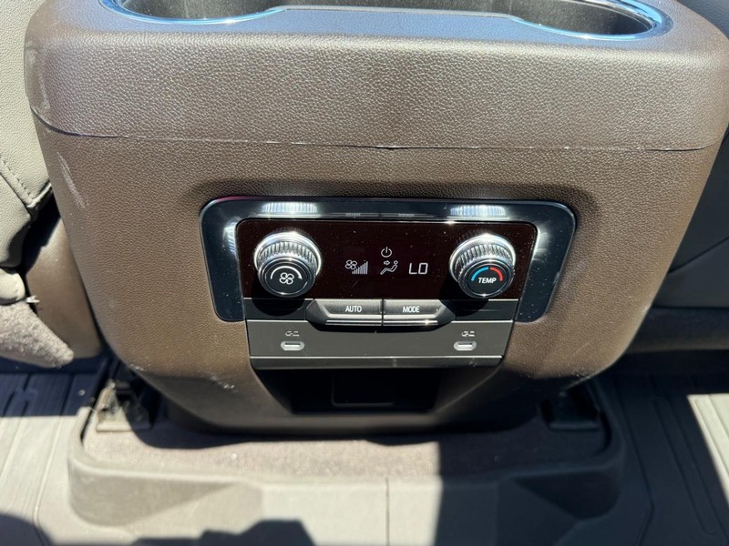 GMC Yukon Vehicle Full-screen Gallery Image 11