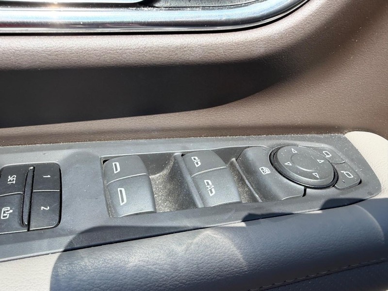 GMC Yukon Vehicle Full-screen Gallery Image 20