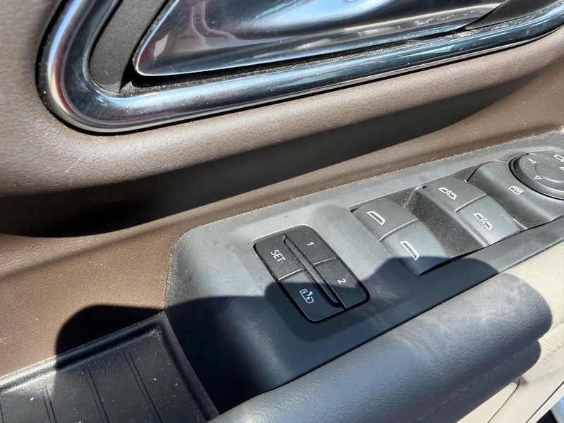 GMC Yukon Vehicle Full-screen Gallery Image 21