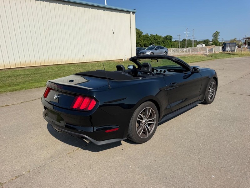 Ford Mustang Vehicle Full-screen Gallery Image 9