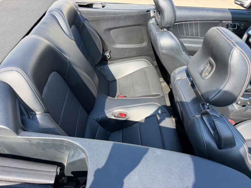 Ford Mustang Vehicle Full-screen Gallery Image 11