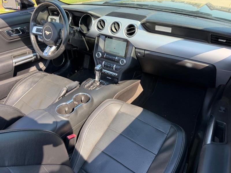 Ford Mustang Vehicle Full-screen Gallery Image 12