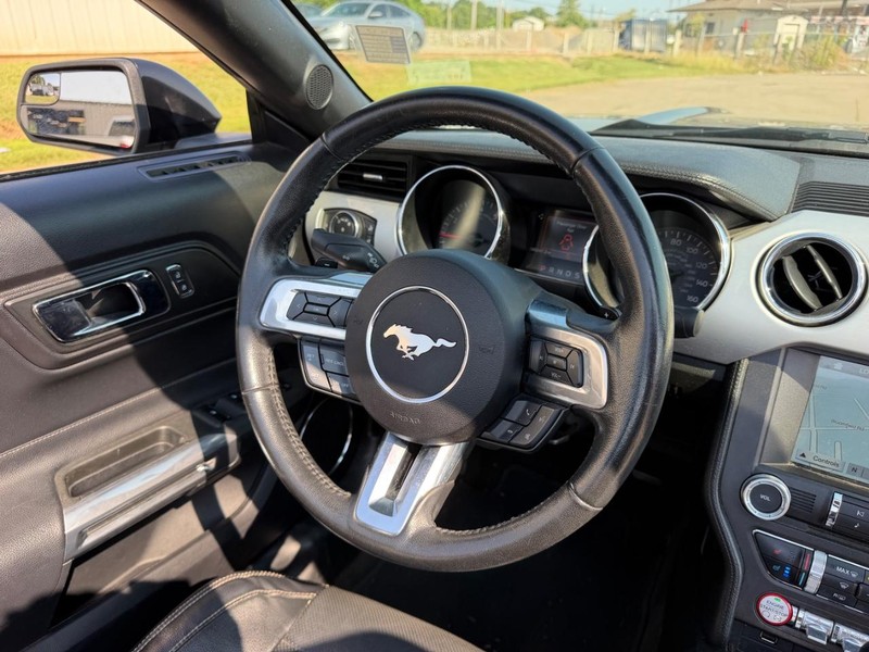 Ford Mustang Vehicle Full-screen Gallery Image 13