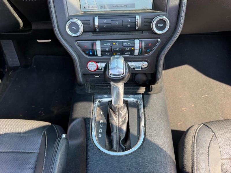 Ford Mustang Vehicle Full-screen Gallery Image 18