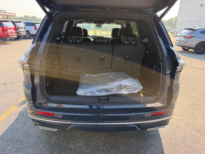Buick Enclave Vehicle Full-screen Gallery Image 6