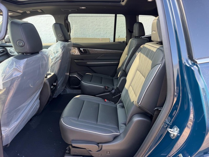 Buick Enclave Vehicle Full-screen Gallery Image 10
