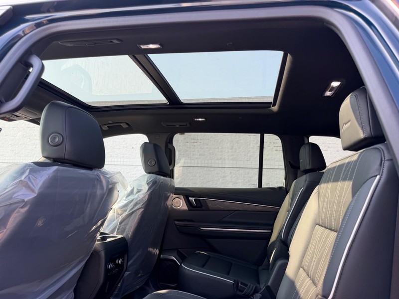 Buick Enclave Vehicle Full-screen Gallery Image 11