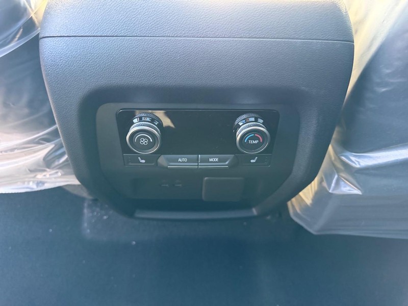 Buick Enclave Vehicle Full-screen Gallery Image 12